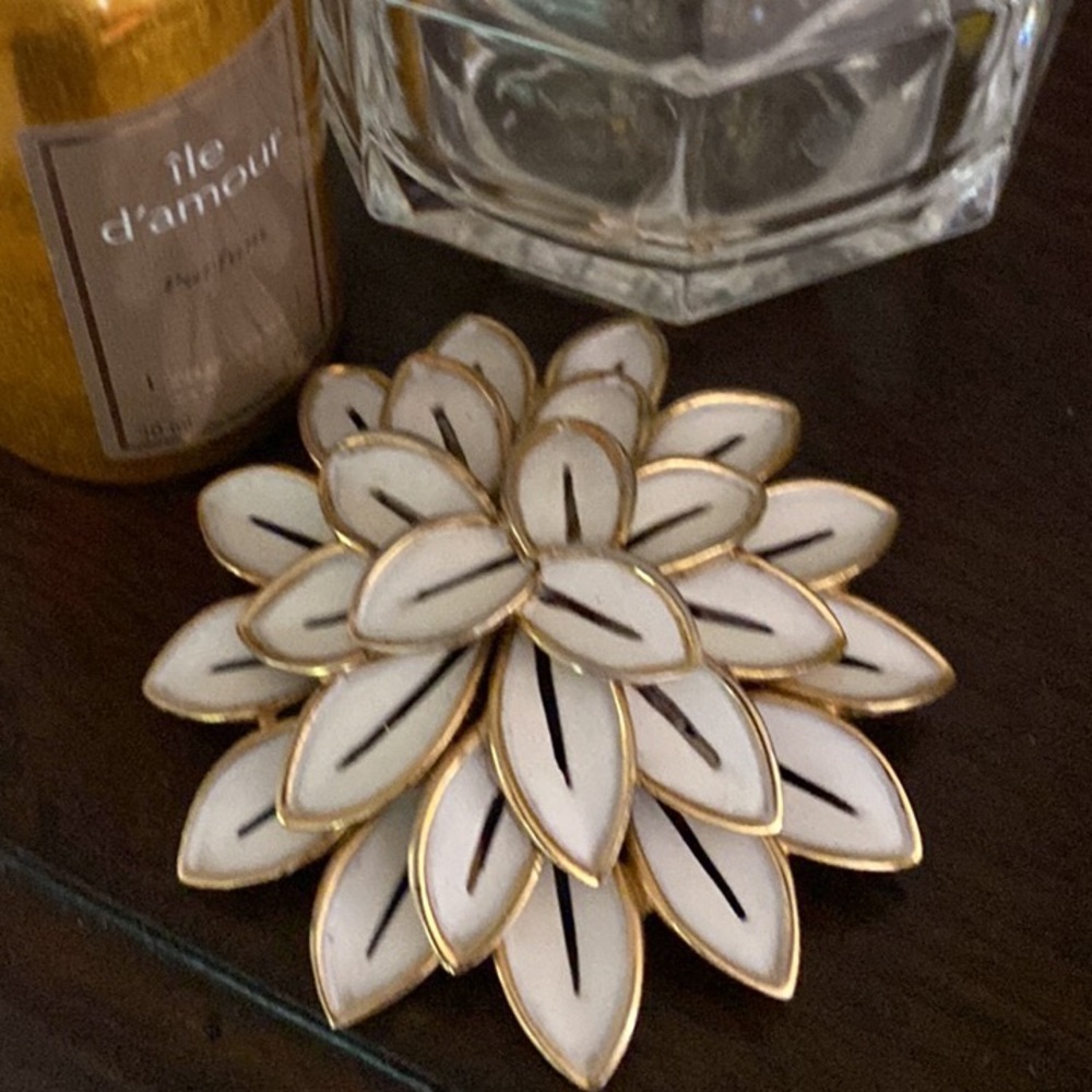 🌹Crown Trifari White on Gold Enamel Layered Dome Flower Brooch / Pin